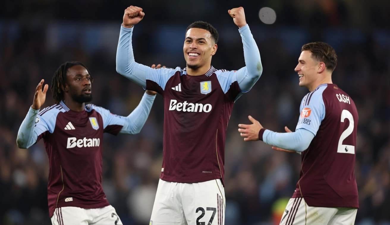 Игроки Астон Виллы празднуют гол