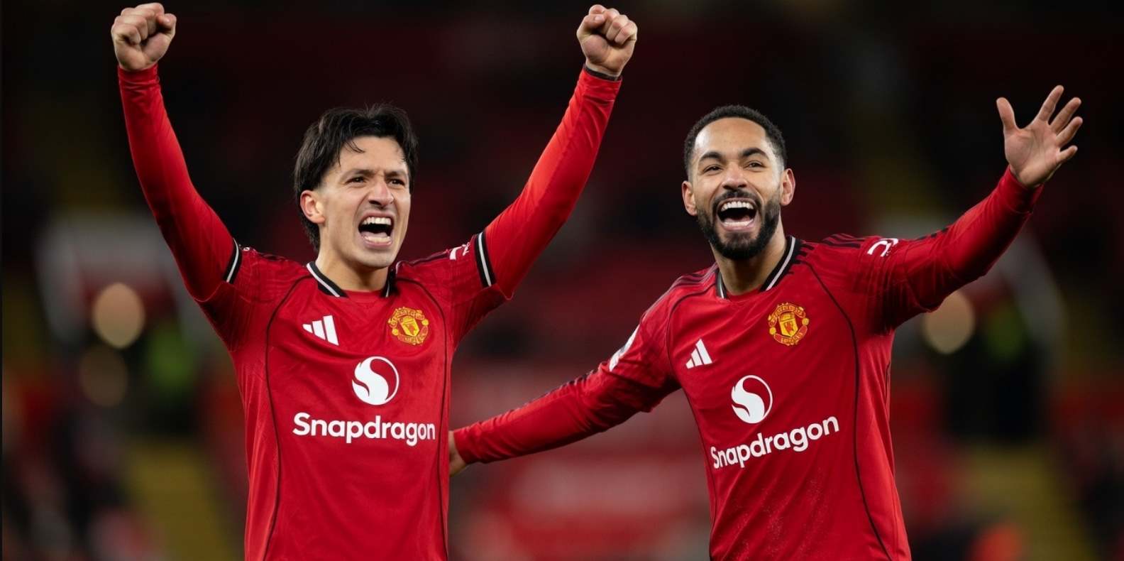 Игроки МЮ празднуют гол