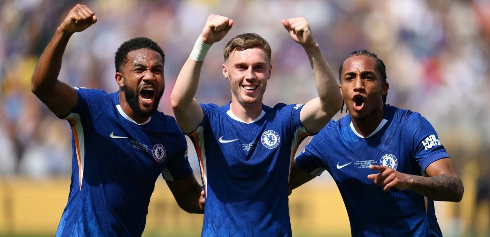 Игроки Челси празднуют гол