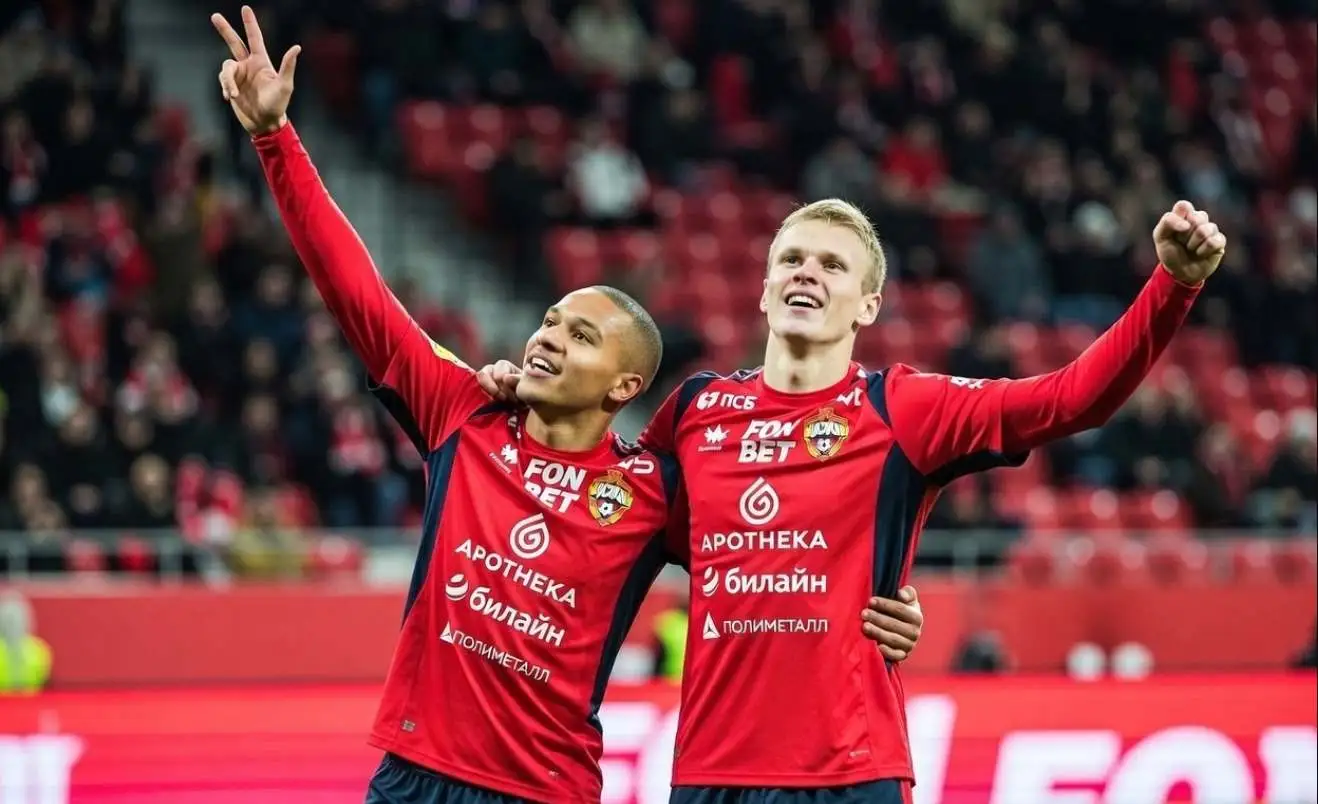 Игроки ЦСКА празднуют гол