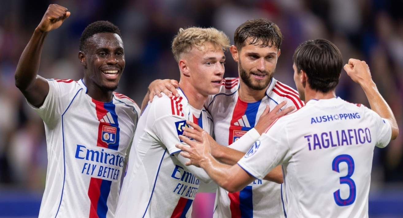 Игроки Лиона празднуют гол