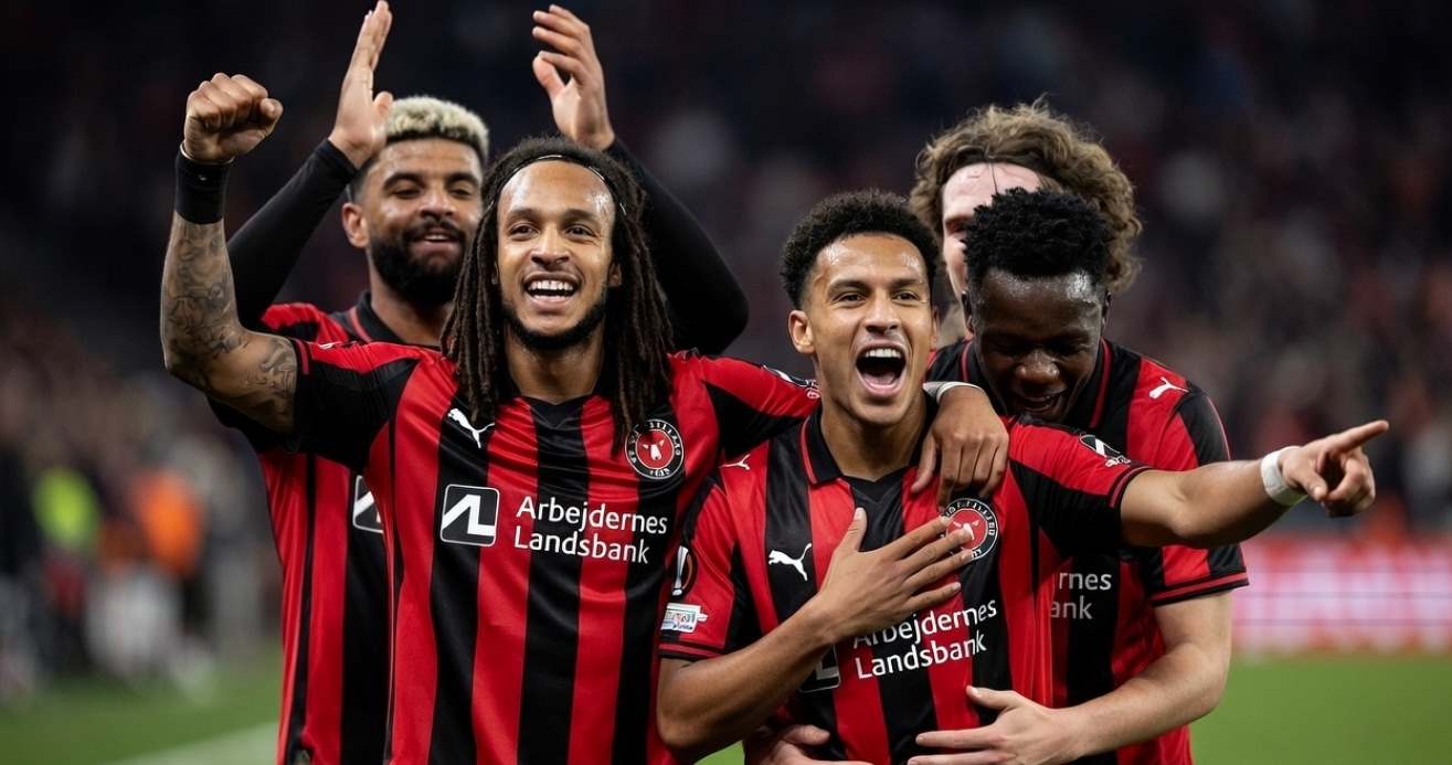 Игроки Мидтьюлланна празднуют гол 