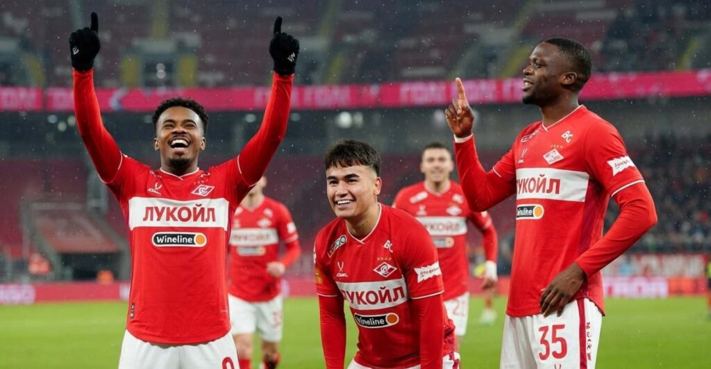 Игроки Спартака празднуют гол