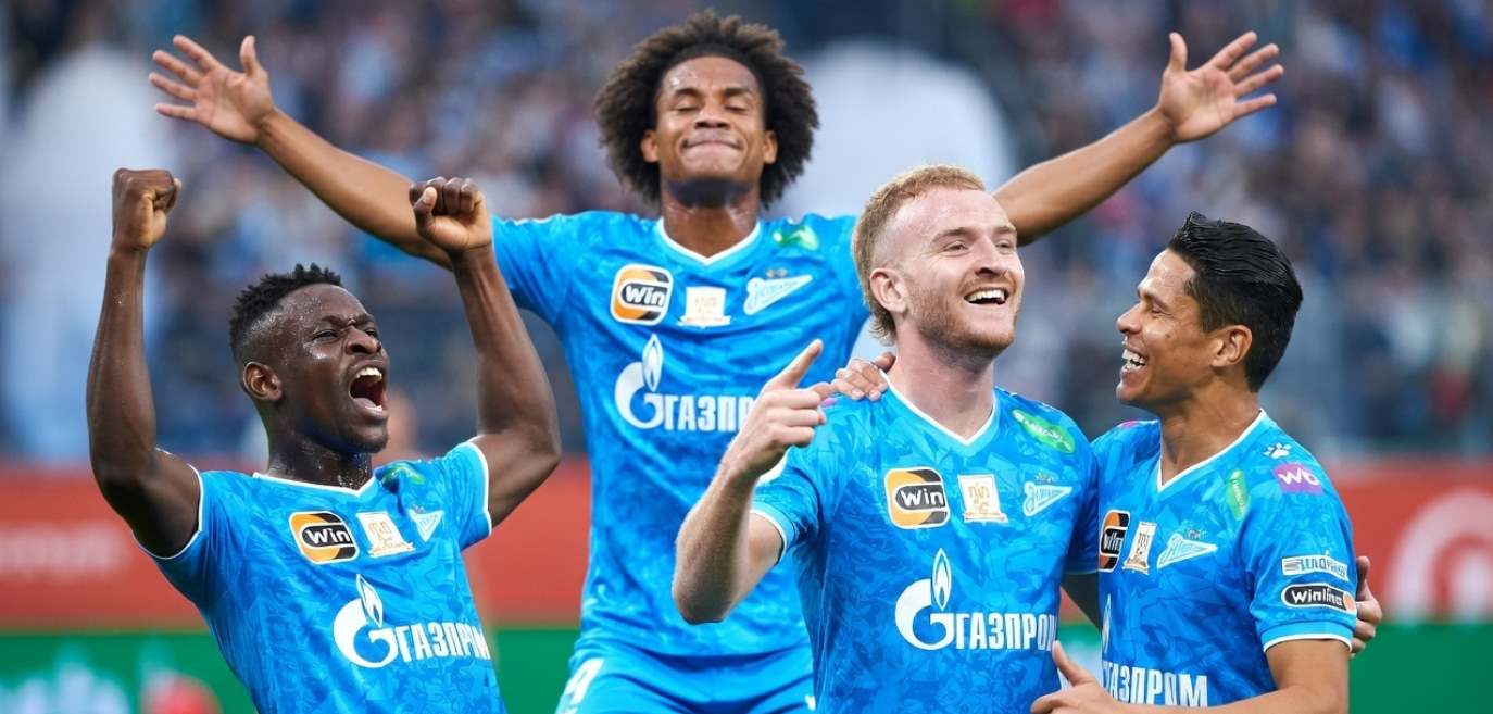 Игроки Зенита празднуют гол