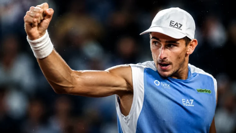 Маттео Арнальди вышел в полуфинал Roland Garros после травмы Берреттини
